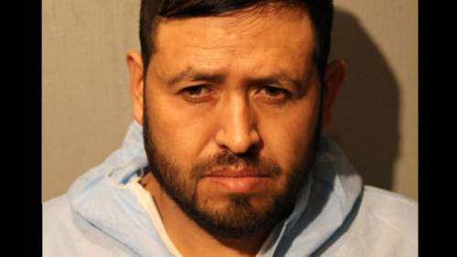 Chicago, il figlio di due anni fa rumore: papà gli taglia la gola