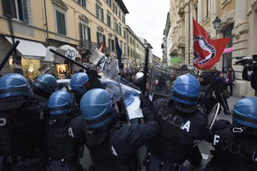 Tensione per Salvini a Pisa: antagonisti contro la polizia
