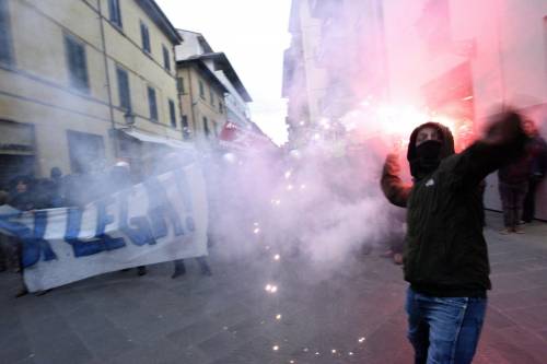 Scontri a Pisa tra antagonisti e polizia