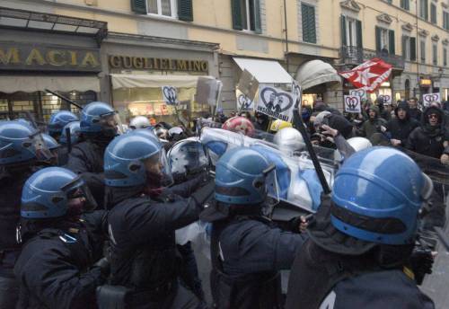 Cariche della polizia sugli antagonisti a Pisa