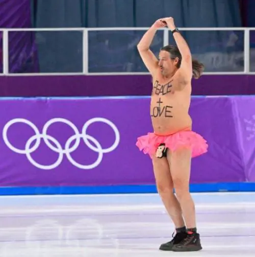 Olimpiadi, 50enne inglese invade la pista con il tutù rosa