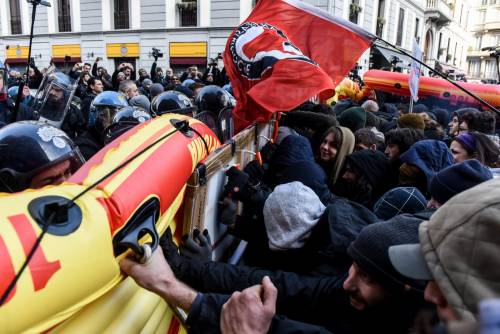 Antifascisti in piazza a Milano contro CasaPound: insulti e attacchi alla polizia