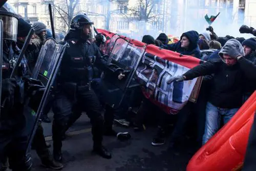 Scontri alla manifestazione antifascista a Milano