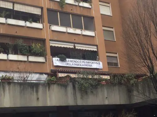 Striscioni pro immigrati appesi ai balconi. Il progetto "artistico" incassa proteste