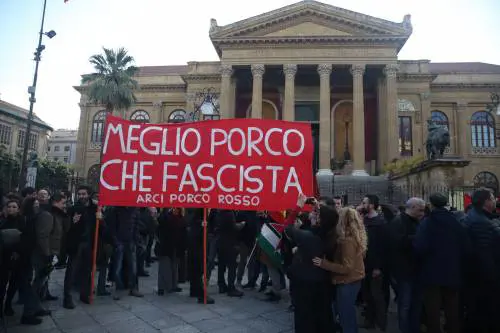Sfregio al militante FN pestato: i centri sociali coi nastri adesivi usati per legare Ursino