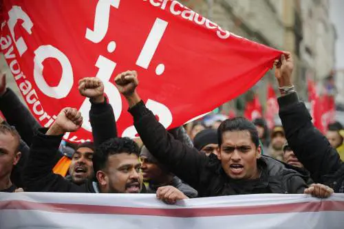 Corteo Cobas, a Roma sfilano i migranti "rossi"