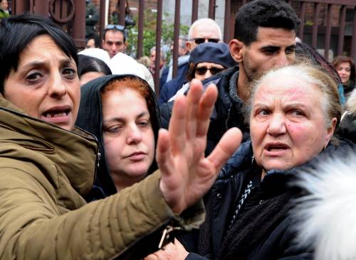 Jessica senza pace neanche in chiesa. Il suo funerale finisce con una rissa