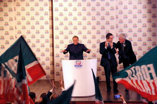 Berlusconi contro la setta M5S: "Prende ordini da un pluricondannato"