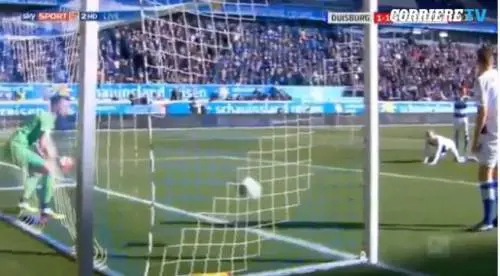 Si distrae per bere: portiere incassa un gol assurdo