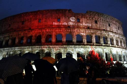 Il Colosseo rosso per i cristiani: "Ora l'Onu riconosca il genocidio"