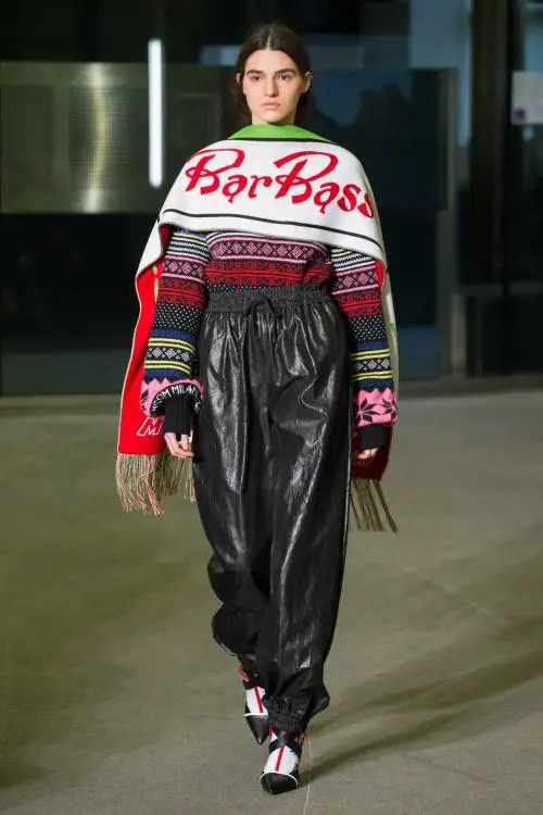 Il bar Basso sulle sciarpe: così la moda fa sfilare la milanesità anni Ottanta