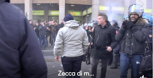Milano, poliziotto all'antifascista in corteo: "Zecca di m..."