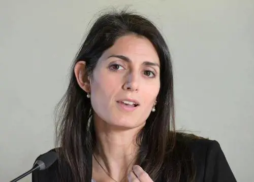 L'ultima gaffe della Raggi: incontra in Comune il principe sbagliato