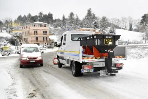 Torino, paura in tangenziale: stalattite sfonda parabrezza di un'auto