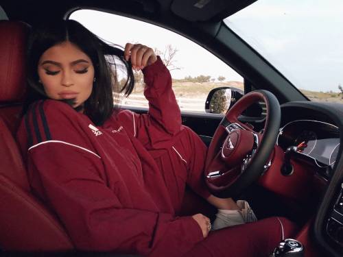 Dopo il parto, una Ferrari per Kylie Jenner