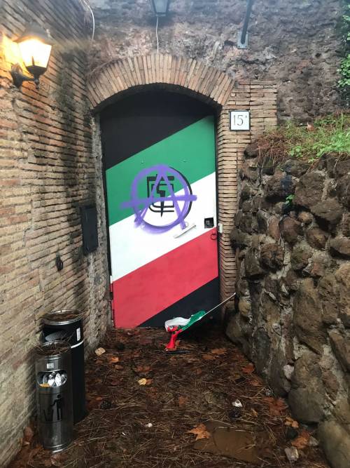 Atti di vandalismo degli antagonisti alle sedi di Fratelli d'Italia