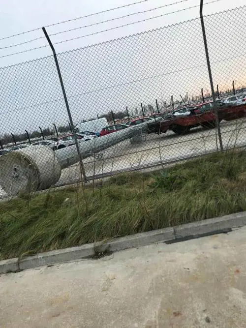 Venezia, il vento abbatte un'antenna