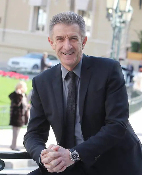 A Natale Ezio Greggio va a conoscere i genitori della sua giovane fidanzata