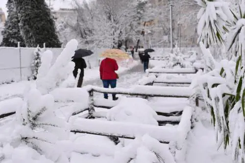 Due fiocchi e Roma va in tilt. Tanto la Raggi sta al caldo...