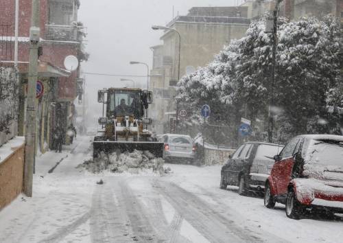 Maltempo a Roma, residenti costretti a spalare la neve da soli 
