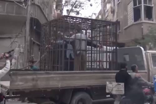 Siria, quando i ribelli di Ghouta mettevano le persone in gabbia