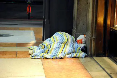 "I mendicanti disturbano i fedeli". E il don antibuonista li caccia dalla chiesa