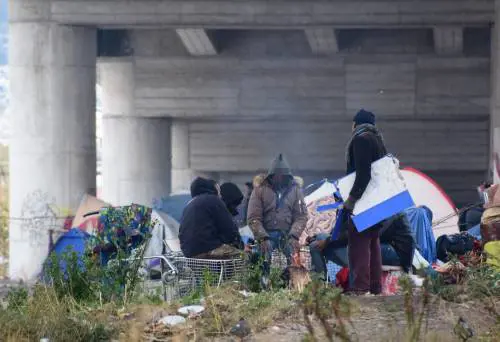 Ventimiglia, tensioni alla tendopoli: nigeriano preso a pietrate e rapinato