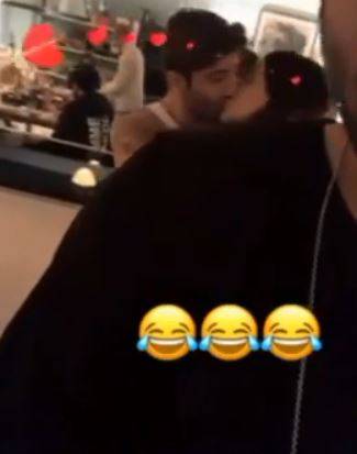 Belen Rodriguez e Andrea Iannone si baciano in video. Il web: "Un po' di pudore"