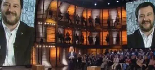 Salvini a Floris: "Torno da premier". E arriva un gesto dal pubblico