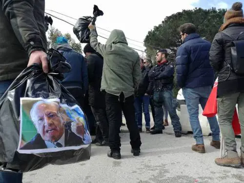 Sacchetti dei rifiuti contro De Luca, la protesta dei centri sociali