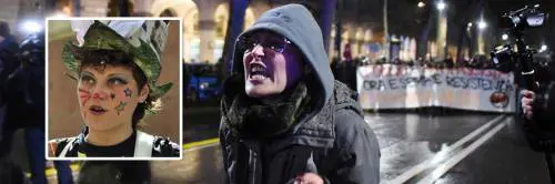 I "giuristi antifascisti" difendono la maestra che insulta gli agenti