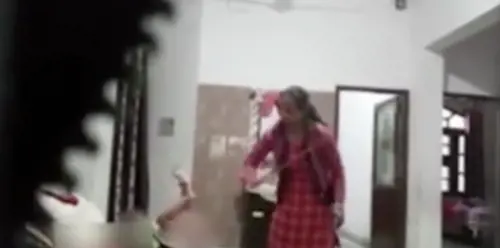 Baby sitter bastona la neonata: il video choc del pestaggio