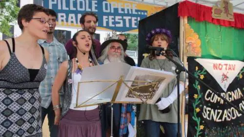 La "cattiva maestra" di Torino e la foto che imbarazza la Appendino