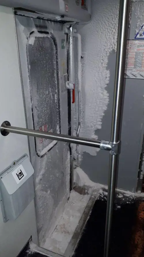 Neve e ghiaccio nei vagoni del treno regionale Orte-Roma
