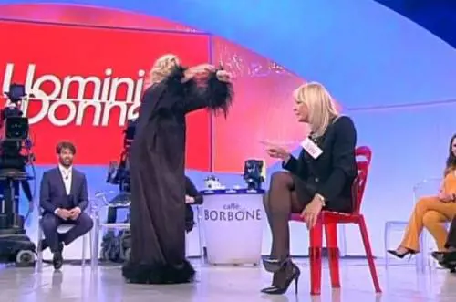 Uomini e Donne, Tina minaccia Gemma: "Ti prendo quei capelli e me li metto al posto delle piume"