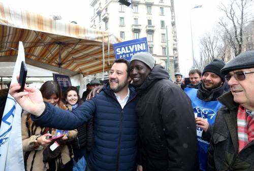 La commissione Ue contro Salvini: "Tweet sui migranti da cancellare"