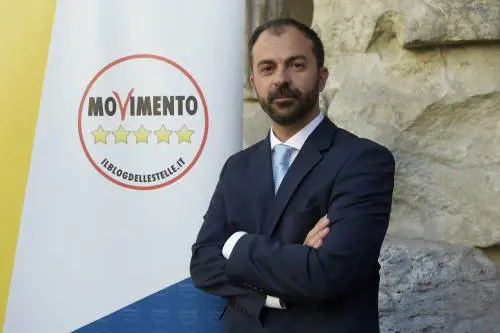 Fioramonti: "Troviamo i 3 miliardi per scuola e università, altrimenti mi dimetto"