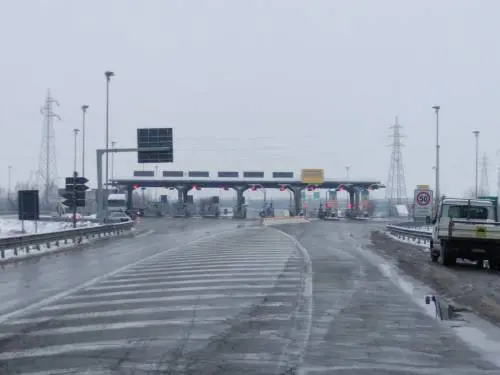 Maltempo con pioggia gelata: chiusi tratti su A1 e sulla A26