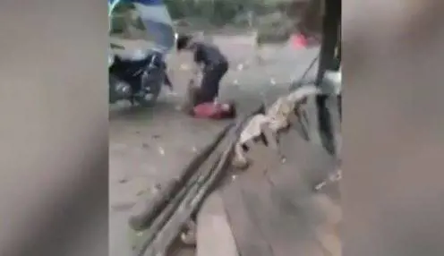 Picchia la figlia, la lega alla moto e la trascina: "Mi aveva disobbedito"