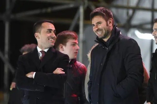 A Di Maio stanno bene gli attacchi di "Dibba" al Pd. Ecco perché
