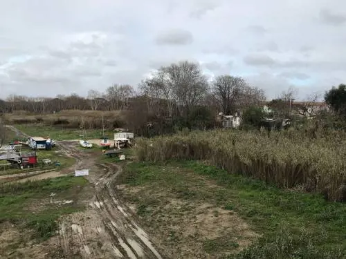 Roma, molotov contro l'accampamento abusivo