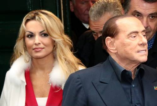 Berlusconi attende il voto passeggiando a Napoli 