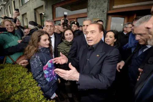 Napoli acclama Berlusconi: "Basta tasse, ora salvaci tu"
