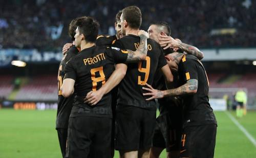 La Roma affonda 4-2 il Napoli: azzurri ancora primi ma con il fiato sul collo della Juve