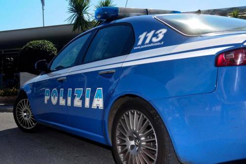 Cecina, aggredisce due poliziotti: straniero scarcerato subito