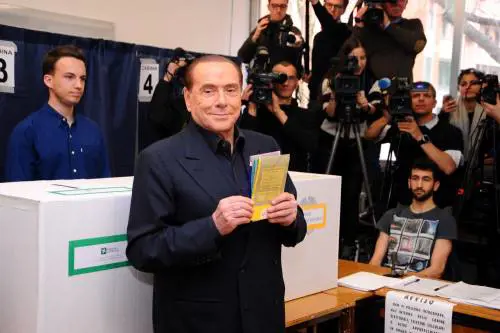 Berlusconi contestato al seggio dalla Femen a seno nudo