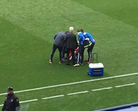 Gli dicono che Astori è morto: ​ ​Carlos Sanchez ha un malore in campo