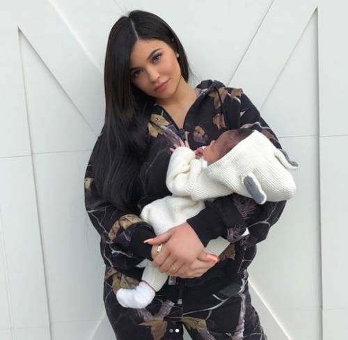Kylie Jenner mostra la figlia sui social 