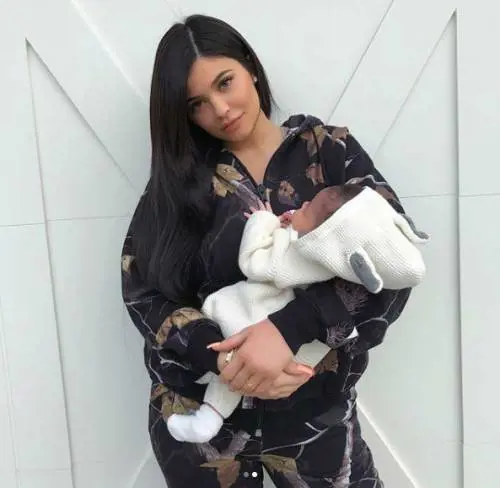 Kylie Jenner mostra la figlia sui social 