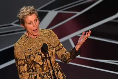 Imbucato al party ruba Oscar alla McDormand e si fa un video